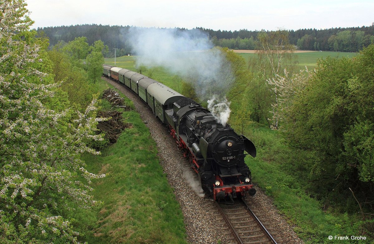 FME 52 8195-1 Lok  Mittelfranken , ex DR 52 4901 (Bj. 1943, MBA Berlin) vor Sonderzug Fränkische Museums-Eisenbahn e.V. Fürth - Pilsen, KBS 875 Schwandorf - Furth im Wald, fotografiert zwischen Arnschwang und Kothmaißling am 09.05.2013