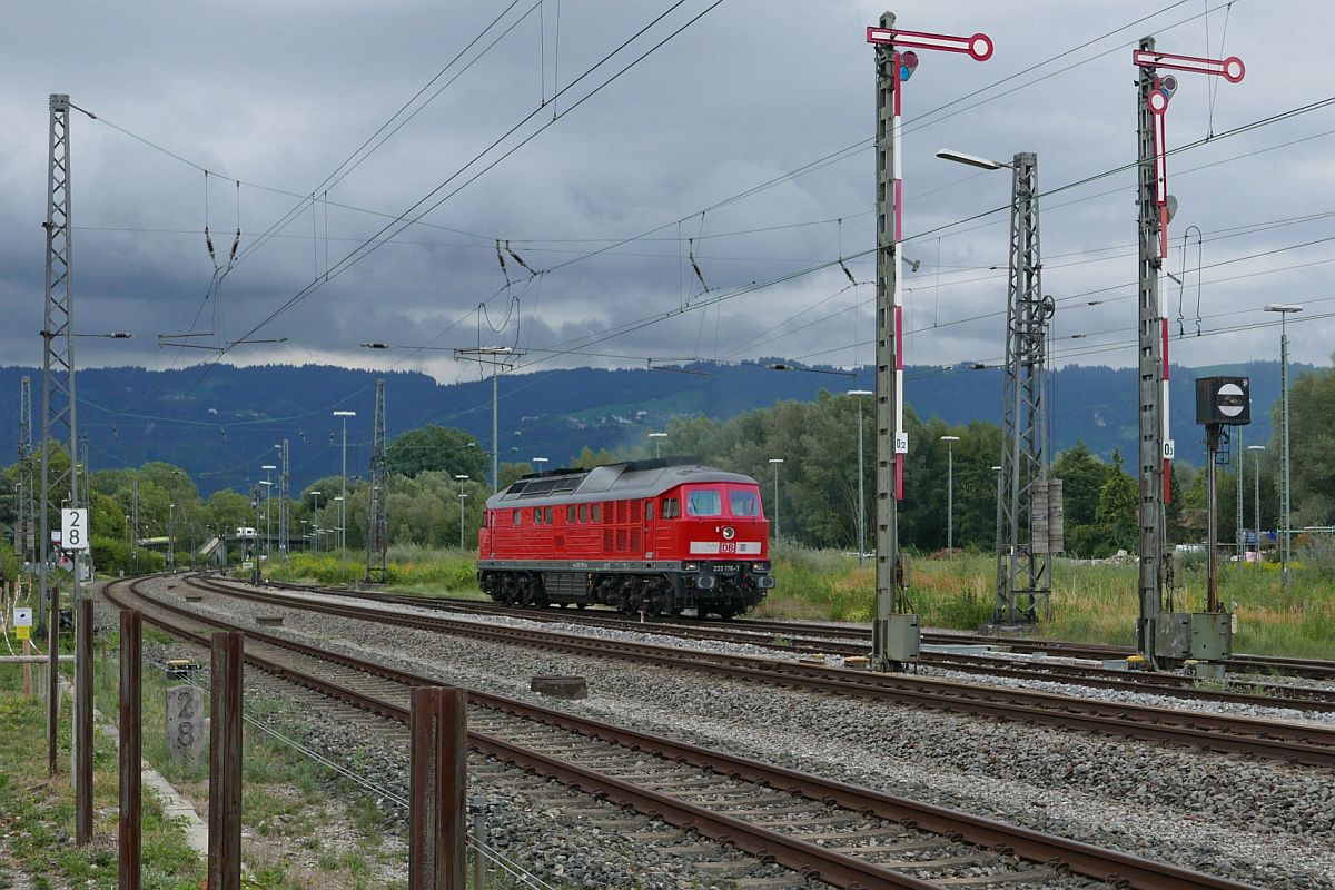 Fnf Rangierfahrten bis zum Ankuppeln an den Zug (||)  - Auf Grund der Lichtverhltnisse und den Flgelsignalen im Bahnhof Lindau-Reutin wurde 233 176-7 whrend der dritten Rangierfahrt noch einmal fotografiert (24.08.2018).