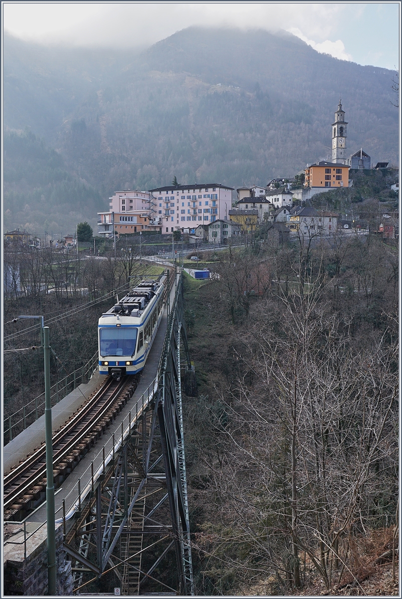 Folgt man bei Intragna ein paar Schritte dem Wanderweg ins Onsermone Tal ergibt sich ein interessanter Blick auf die Isorno Brücke und Intragna. Das Bild zeigt einen FART ABe 4/6 als Regionalzug 307 auf dem Weg nach Locarno.
20. März 2018