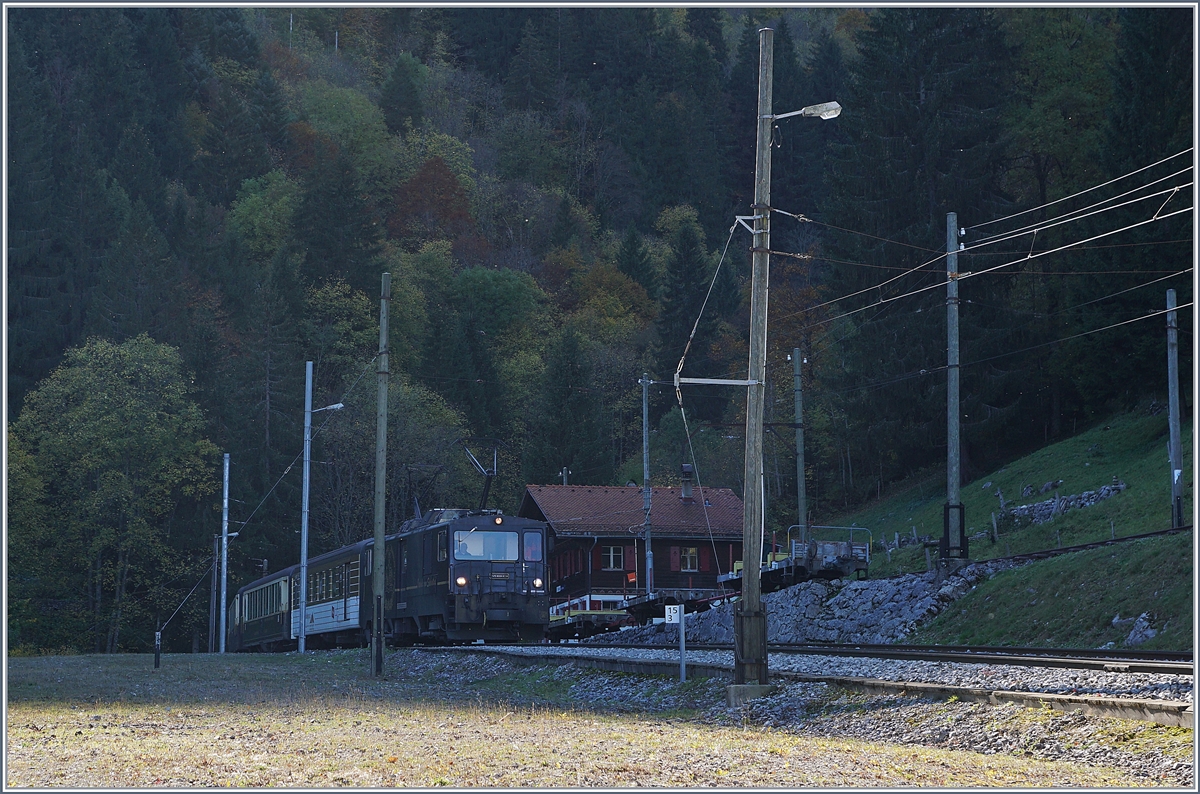 Fotografie ist ein Spiel mit Licht und Schatten - und hier habe ich das Spiel verloren. Oder doch nicht?
Da im Gegenlicht, wollte ich den Zug möglichst von der Seite fotografieren. doch die hinter einem Berg verschwindende Sonne trieb mich Gelände bedingt immer weiter in einen Spitzen Winkel und der Zug wollte und wollte nicht kommen; und als er dann endlich kam, freute ich mich kaum über die schwarze Lok...
Zuhause am PC endeckte ich dann doch eine gewissen Reiz des dunklen Bildes und so präsentiere ich hier: Die MOB GDe 4/4 6002  Isabelle von Siebenthal  mit ihrem MOB Belle Epoque Zug 3126 bei der Durchfahrt  in Les Cases am 11. Oktober 2017