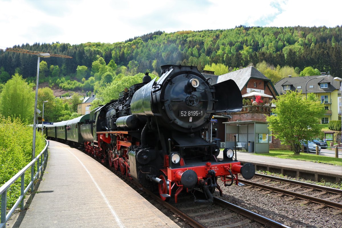 Fränkisches Eisenbahnmuseum 52 8195-1 in Kordel Bahnhof mit einen Sonderzug am 28.04.18 beim Dampfspektakel 