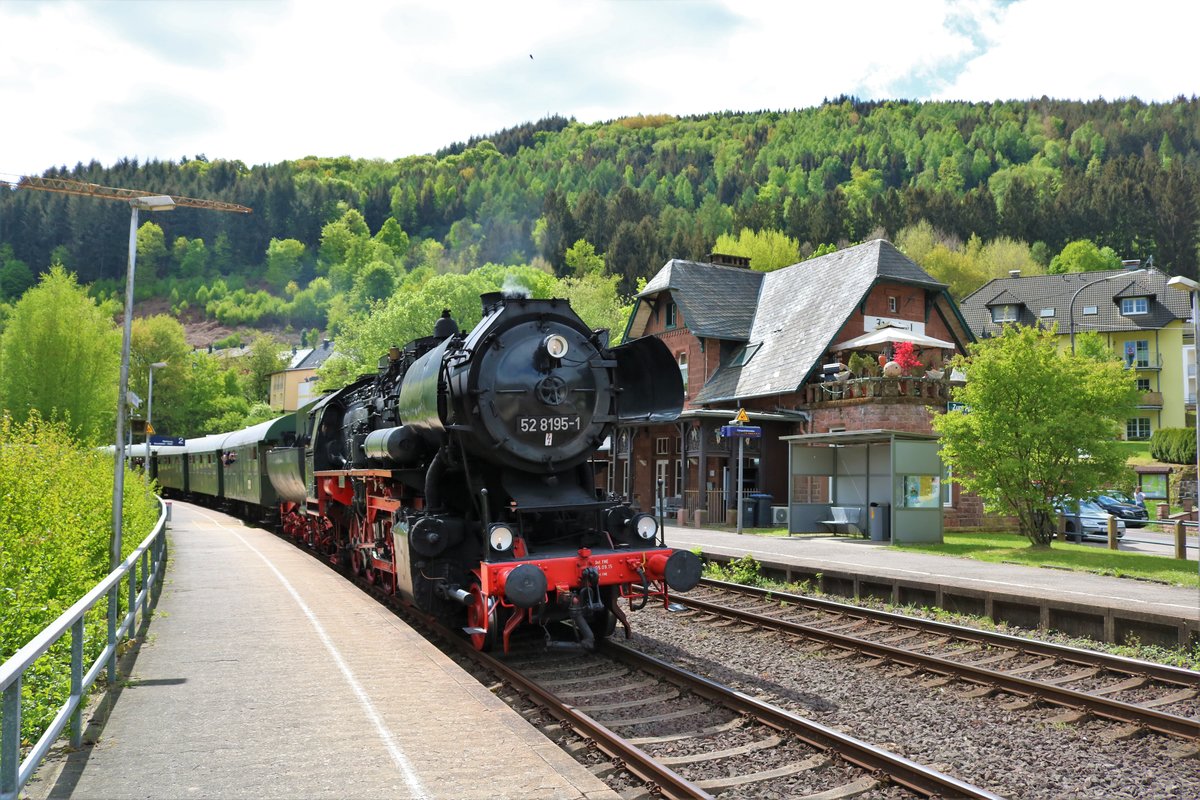 Fränkisches Eisenbahnmuseum 52 8195-1 in Kordel Bahnhof mit einen Sonderzug am 28.04.18 beim Dampfspektakel 