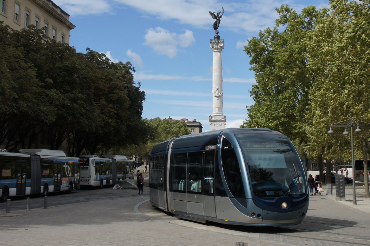 Frankreich / Straßenbahn Bordeaux Alstom Citadis 402 der TBC Bordeaux