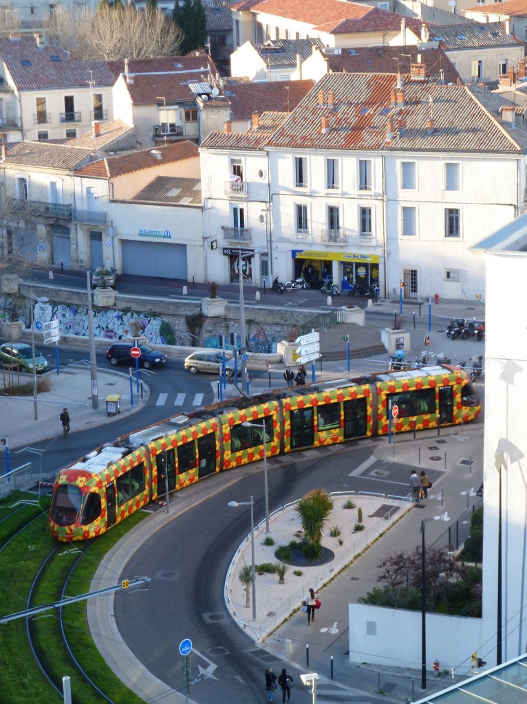 Frankreich, Languedoc, Montpellier Corum, der Citadis 302 Alstom der Linie 2 verlässt die Station Corum in Richtung Castelnau-le-Lez. Von der Terrasse auf dem Dach des Corum aus fotografiert. 01.03.2014

