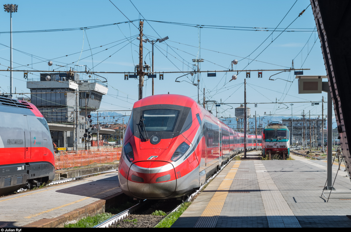 Frecciarossa 1000 / ETR 400 022 verlässt am 4. Mai 2016 die Bahnhofshalle von Milano Centrale in Richtung Abstellgruppe.