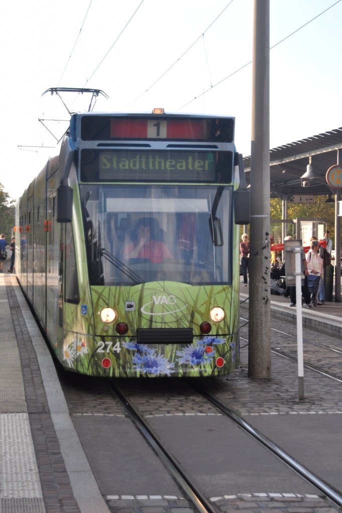 FREIBURG im Breisgau, 01.10.2014, Straßenbahnlinie 1 nach Stadttheater an der Straßenbahnhaltestelle Hauptbahnhof