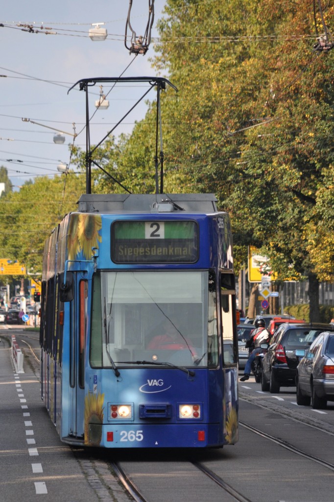 FREIBURG im Breisgau, 01.10.2014, Straßenbahnlinie 2 nach Siegesdenkmal bei der Einfahrt in die Straßenbahnhaltestelle Hornusstraße