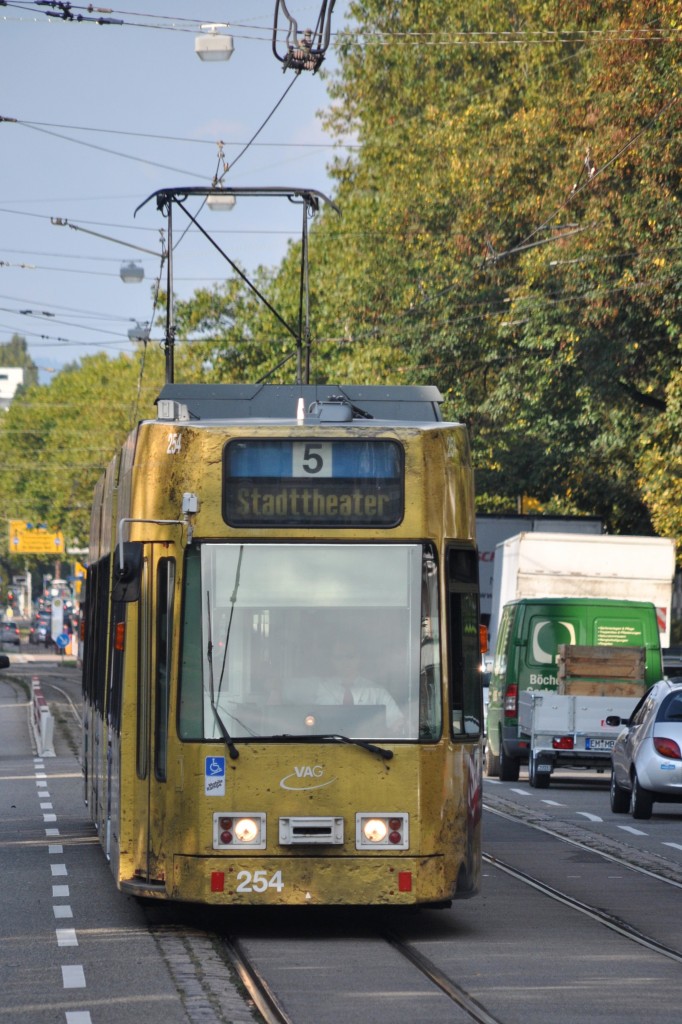 FREIBURG im Breisgau, 01.10.2014, Straßenbahnlinie 5 nach Stadttheater bei der Einfahrt in die Straßenbahnhaltestelle Hornusstraße