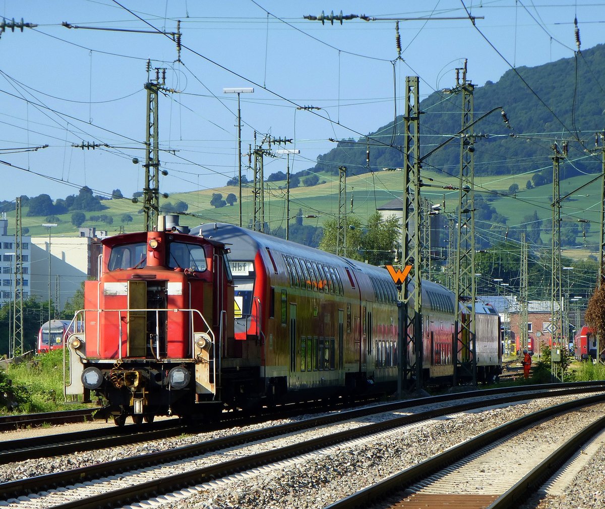 Freiburg im Breisgau, Rangierarbeiten im Bahnhofsbereich, im Hintergrund der Schnberg, Juni 2017