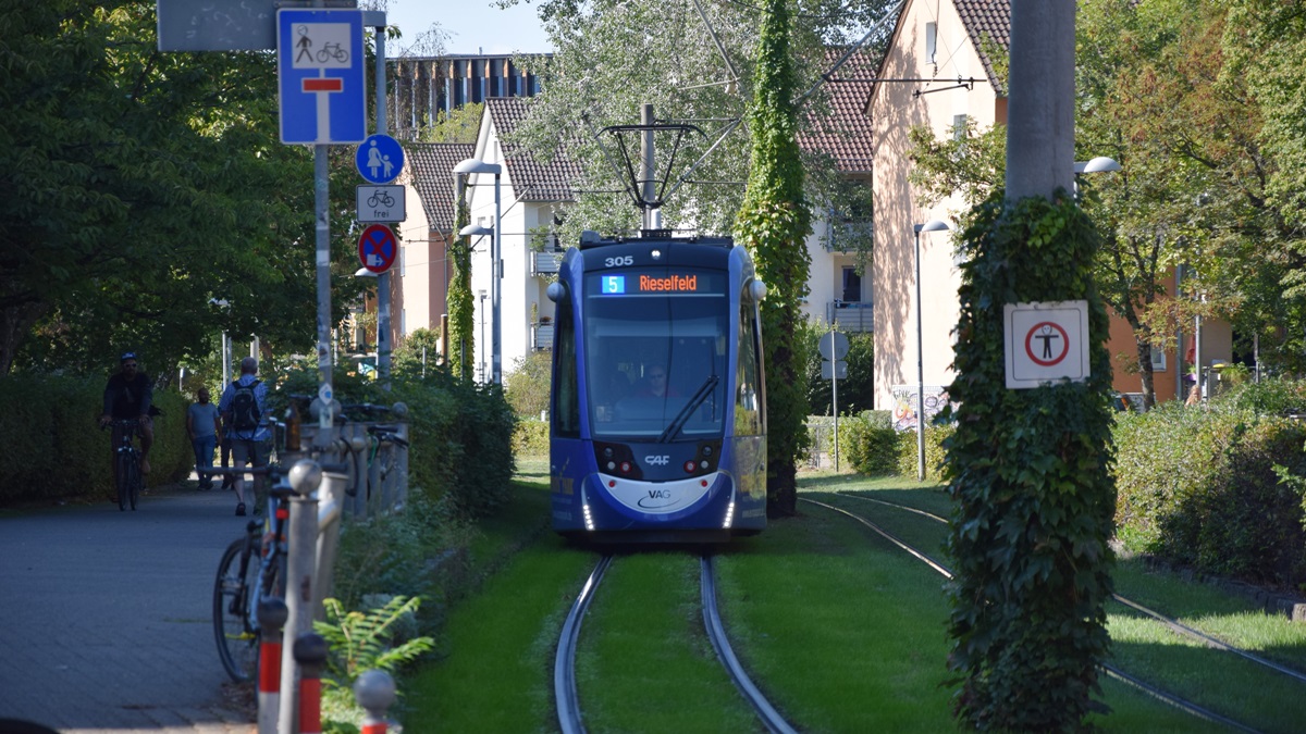 Freiburg im Breisgau - Straßenbahn CAF Urbos 305 - Aufgenommen am 15.09.2018