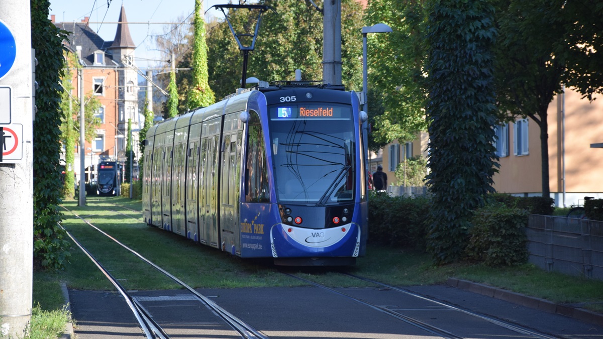 Freiburg im Breisgau - Straßenbahn CAF Urbos 305 - Aufgenommen am 15.09.2018