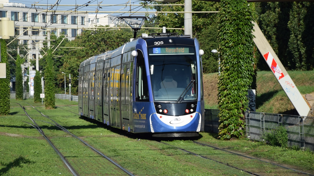 Freiburg im Breisgau - Straßenbahn CAF Urbos 305 - Aufgenommen am 16.09.2018