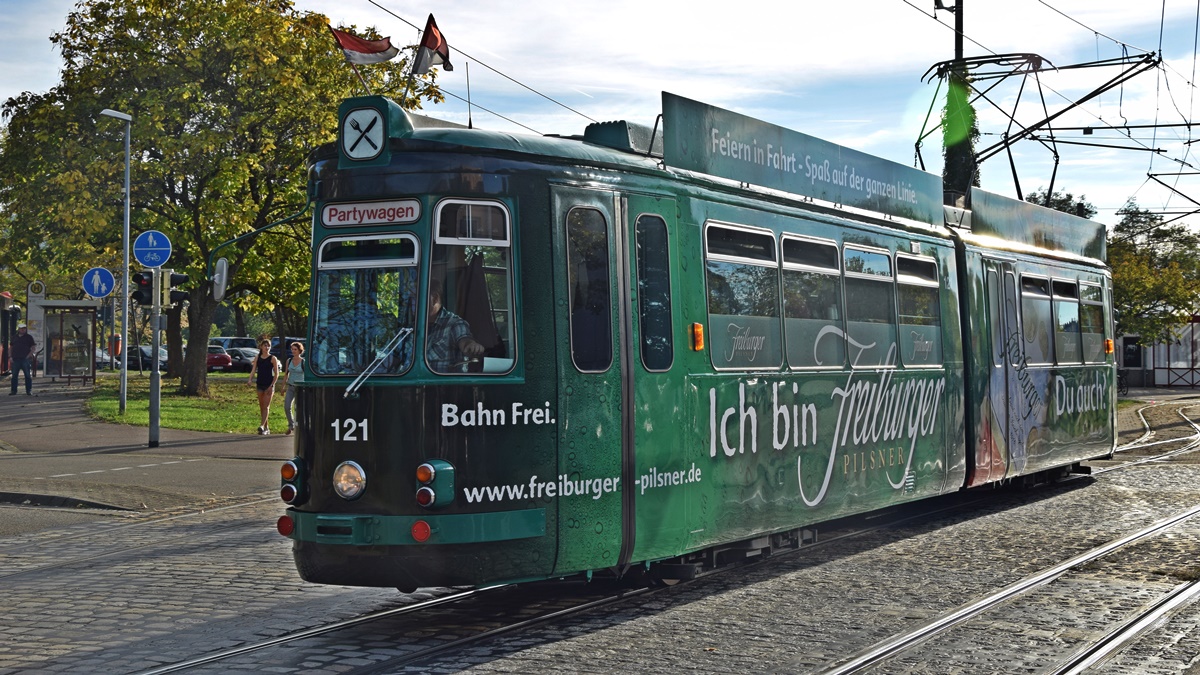 Freiburg im Breisgau - Straßenbahn Maschinenfabrik Esslingen GT4 (Partywagen Nr. 121) Aufgenommen am 12.10.2018