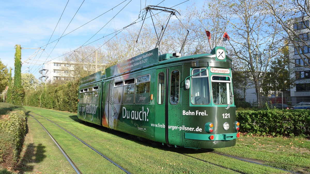 Freiburg im Breisgau - Straßenbahn Maschinenfabrik Esslingen GT4 (Partywagen Nr. 121) Aufgenommen am 12.10.2018
