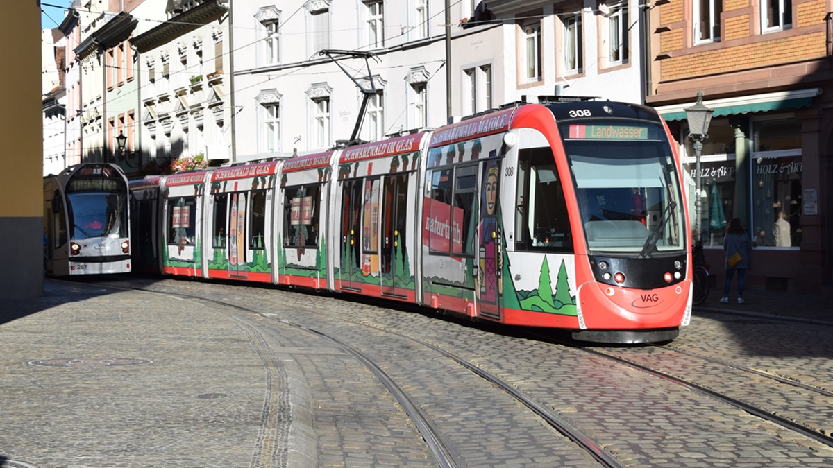 Freiburg im Breisgau - Straßenbahn Siemens 207 und CAF Urbos 307 - Aufgenommen am 13.10.2018 
