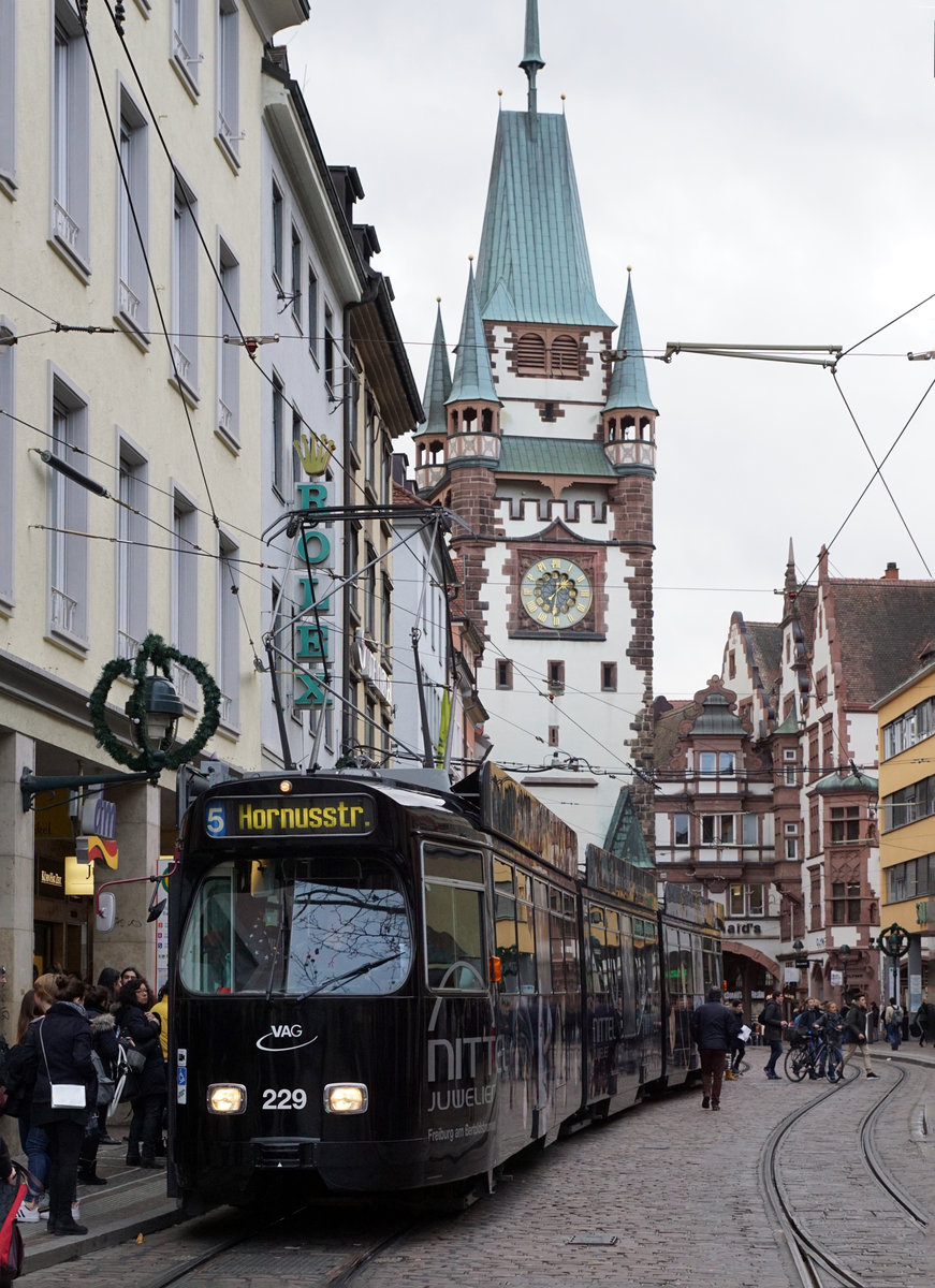 Freiburger Verkehrs AG.
VAG: Noch immer sind die schönen alten Düwags GT8N unentbehrlich und jeden Tag im Einsatz auf den Tramlinien 3 und 5. Aufnahmen vom 14. Dezember 2014.
Foto: Walter Ruetsch