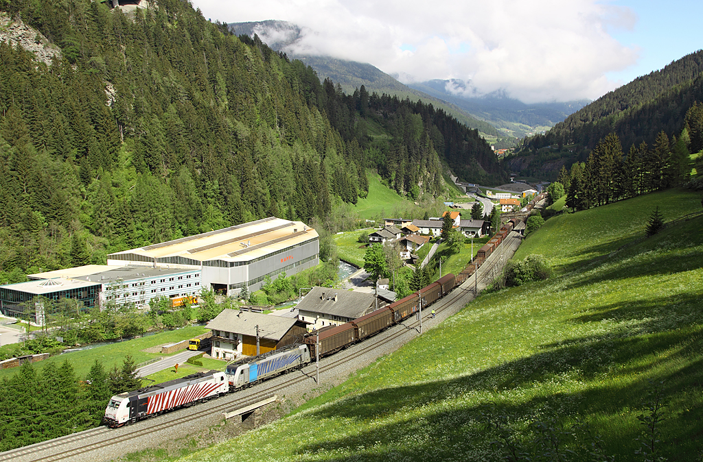 Freight train no 48863 to Verona Porta Vescovo passes Wolf. Traction is supplied by Lokomotion locomotives E185 666 & E186 102.