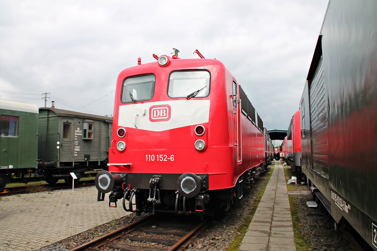 Frisch in Orientrot lackiert stand am 18.06.2016 während dem Sommerfest 2016 die 110 152-6 (115 152-1) vom Verein Baureihe E10 e.V. auf dem Außengelände des DB Museum in Koblenz Lützel.