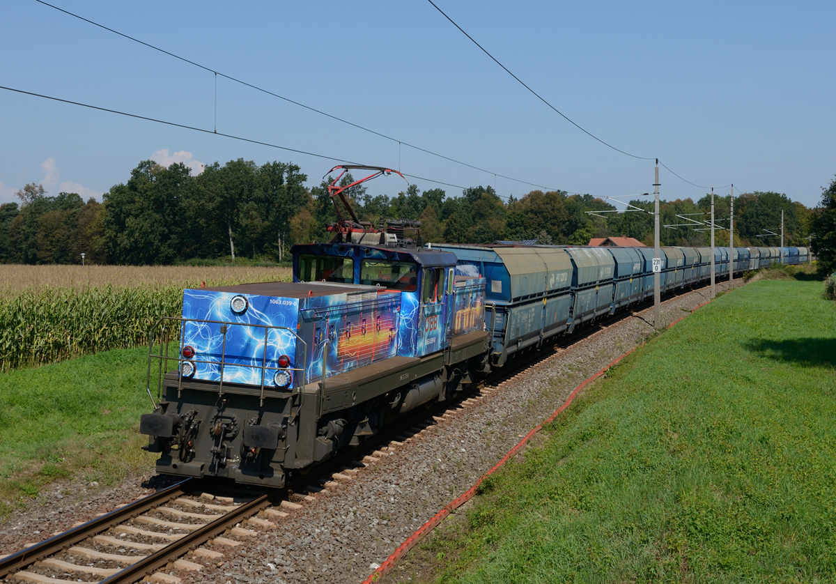 Frische Kohle aus Polen für das Verbund-Kraftwerk Mellach brachte die EX-Hybridlok 1063 039 am 20. August 2018 als Bedienfahrt 75773 vom Bahnhof Werndorf in die AB. 