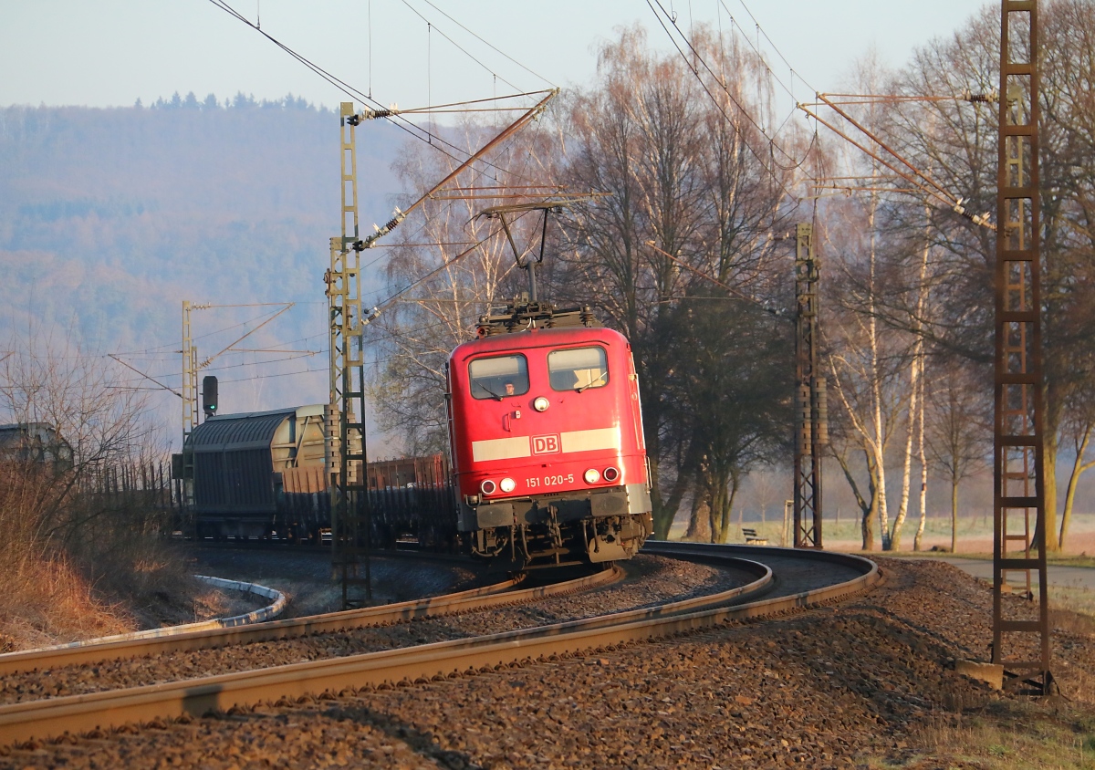 Frontal: 151 020-5 kommt bei Niederhone mit einem gemischtem Güterzug in Richtung Süden um's Eck. Aufgenommen am 13.03.2014.