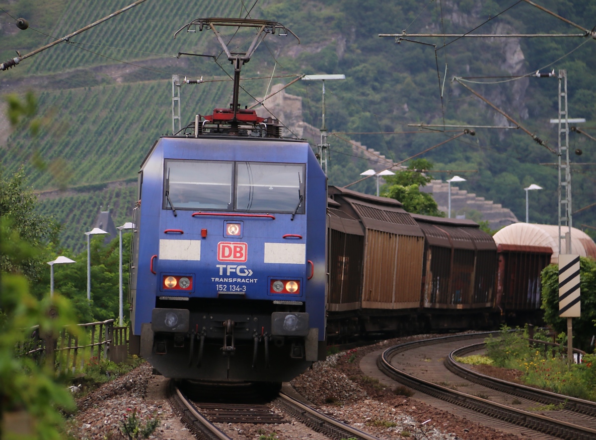 Frontal: 152 134-3 mit gemischtem Güterzug in Fahrtrichtung Süden. Aufgenommen in Lorchhausen am Rhein am 12.07.2014.