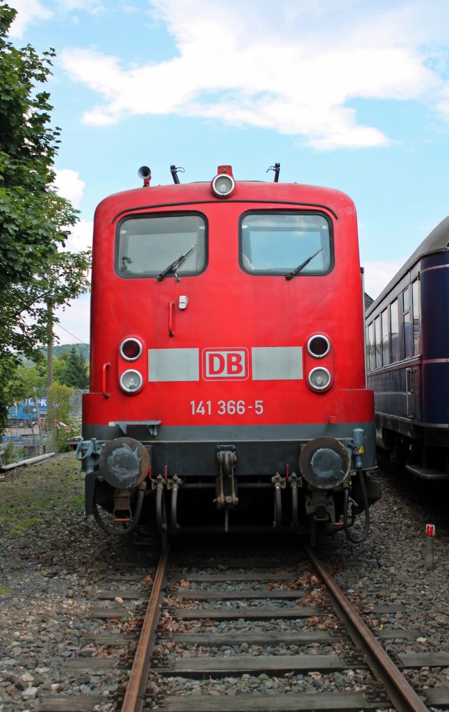 Frontansicht von 141 366-5, als sie am 08.06.2013 auf dem Gelndes des DB Museums in Koblenz-Ltzel herrum stand.