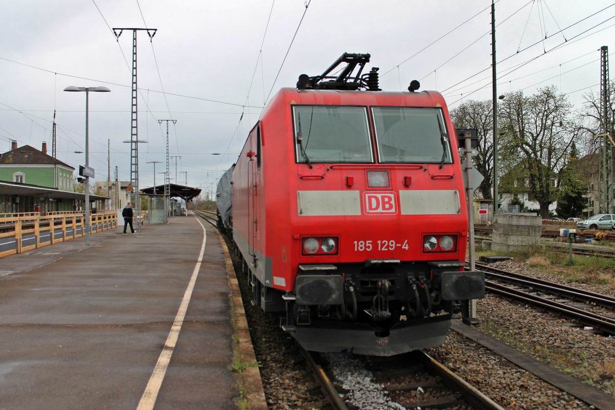 Frontansicht von der 185 129-4, als sie am 22.03.2014 mit einem Schwertransport in Müllheim (Baden) auf Gleis 5 abgestellt war.