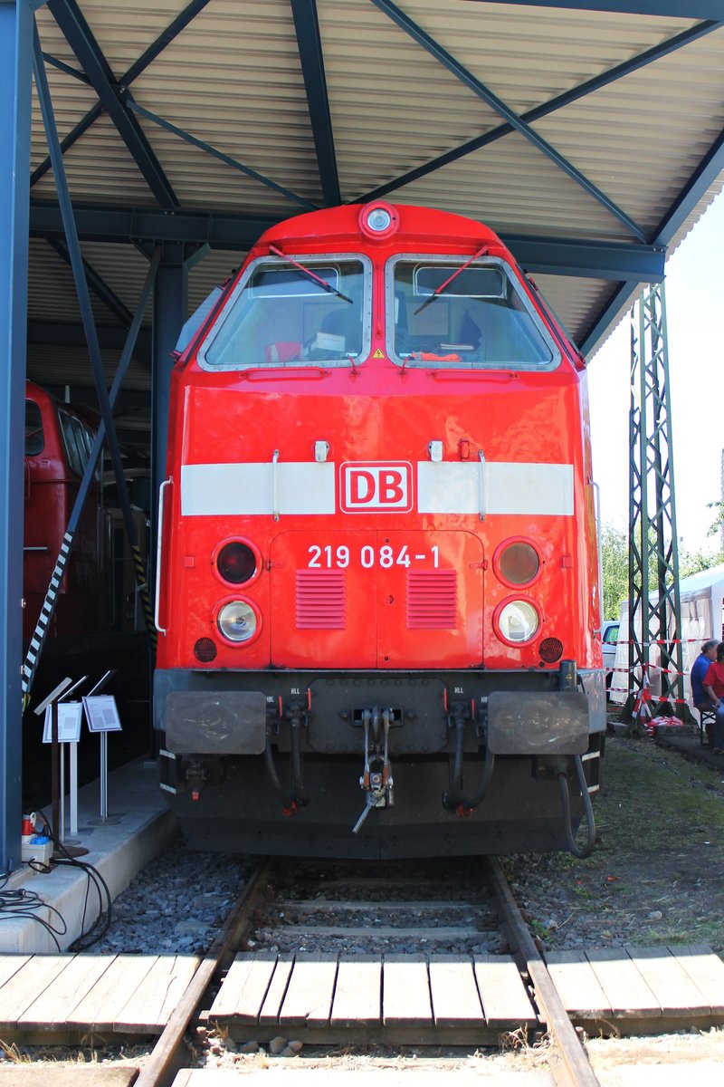 Frontansicht von 219 084-1 am 14.06.2015, als sie als Gast zum Sommerfest 2015 im DB Museum in Koblenz Lützel weilte.