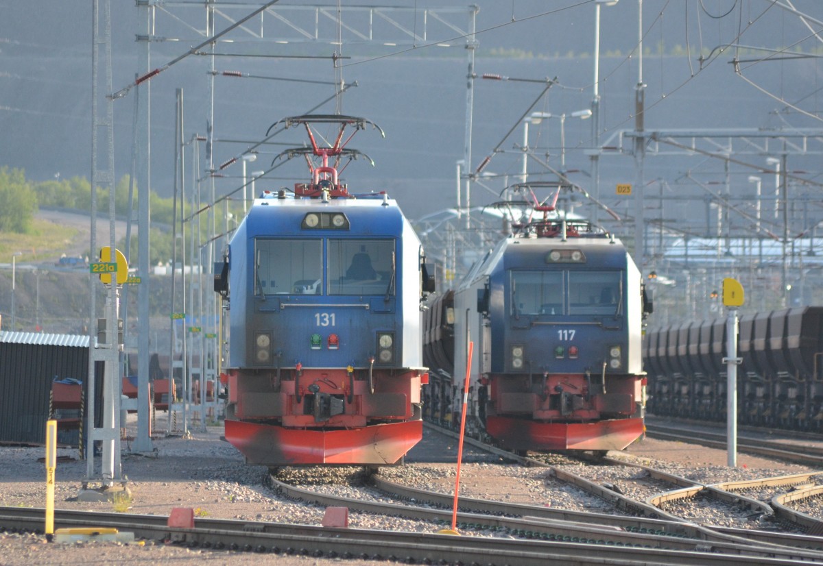 Frontansicht  der E-Lok IORE  STRAUMSNES  131  mit  IORE  RENSJÖN  132, am 06.07.2014 in Kiruna vorm Werk auf einem Abstellgleis.