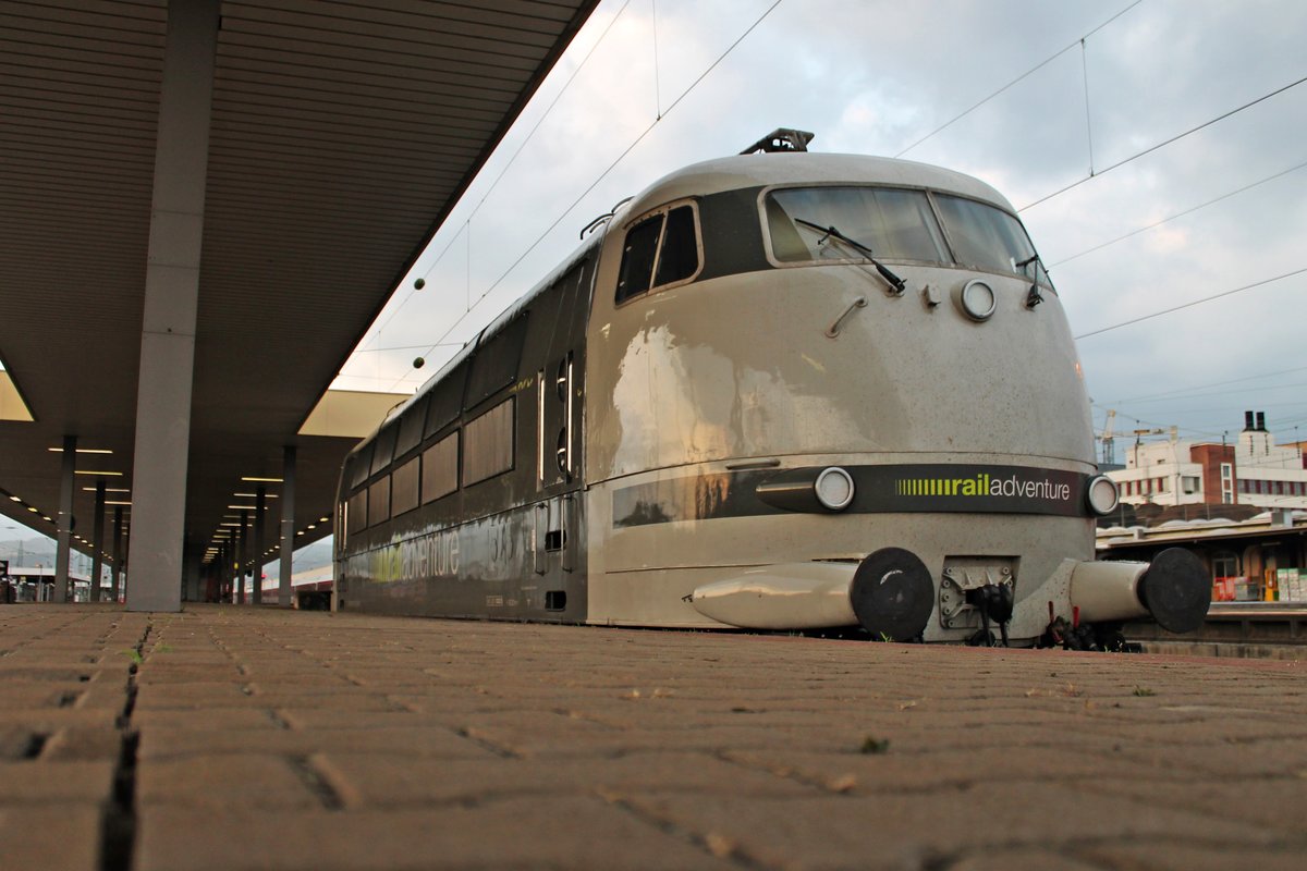 Froschansicht von 103 222-6 von railadventure, als sie am Morgen des 06.07.2015 auf Gleis 96 im Badischen Bahnhof von Basel abgestellt stand und auf ihren nächsten Überführungseinsatz wartete.