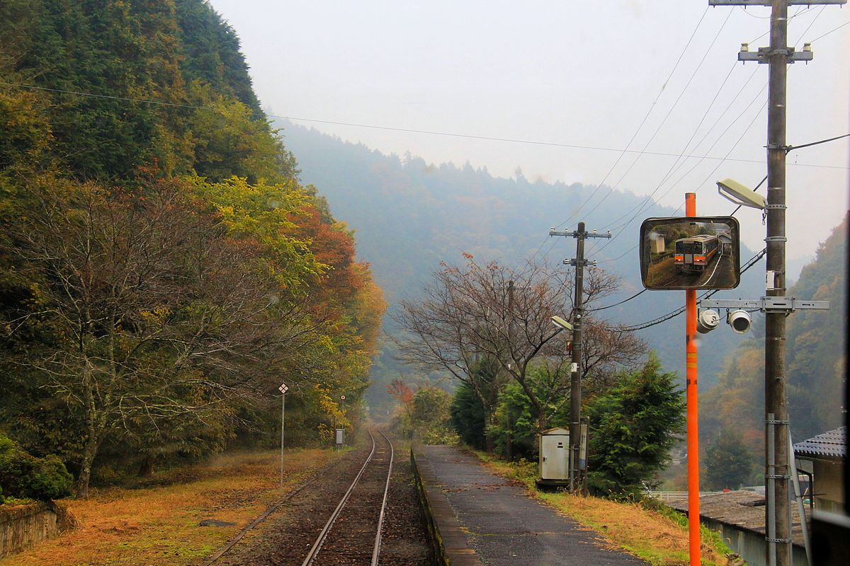 Frühling und Herbst in Japan: Tomihara, 8.November 2017. Triebwagen KIHA 120 342 im Spiegel. 