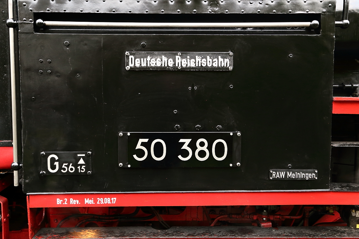 Führerhausbeschriftung von 50.380 (DLW Meiningen) aufgenommen im Rahmen einer Sonderzugveranstaltung am 07.10.2017 im Bahnhof Meiningen.
