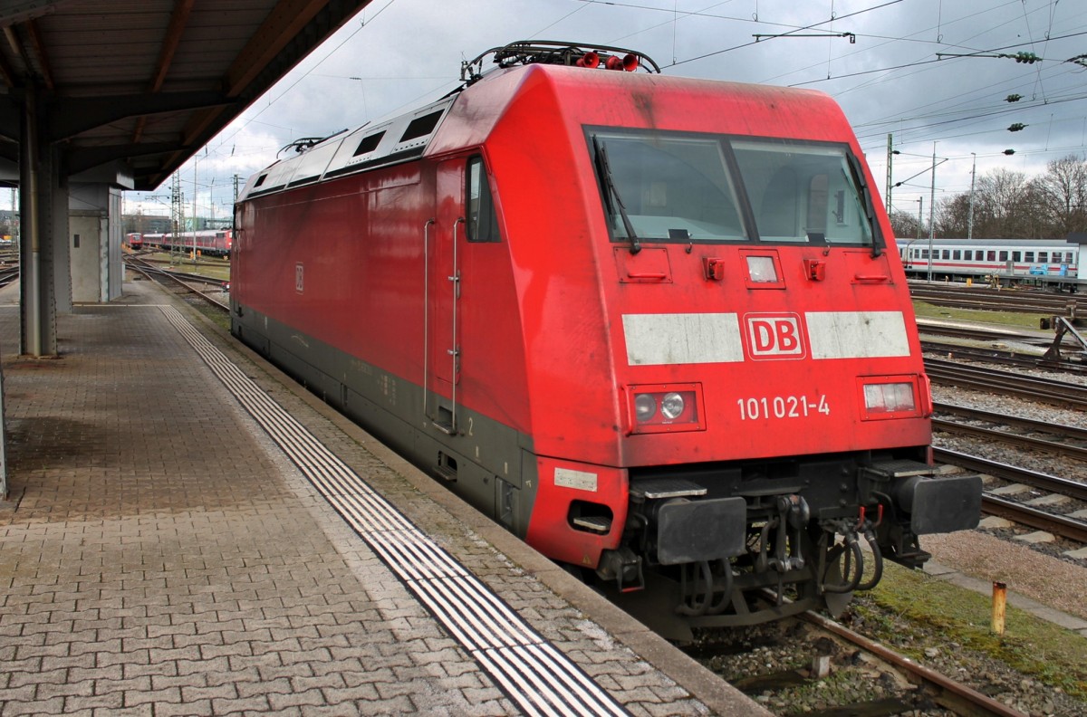 Führerstand 2 der DB Fernverkehr 101 021-4 am 24.01.2014, als sie mit einem blinden Auge auf Gleis 99 in Basel Bad Bf abgestellt ist und auf ihren nächste Aufgabe wartet.