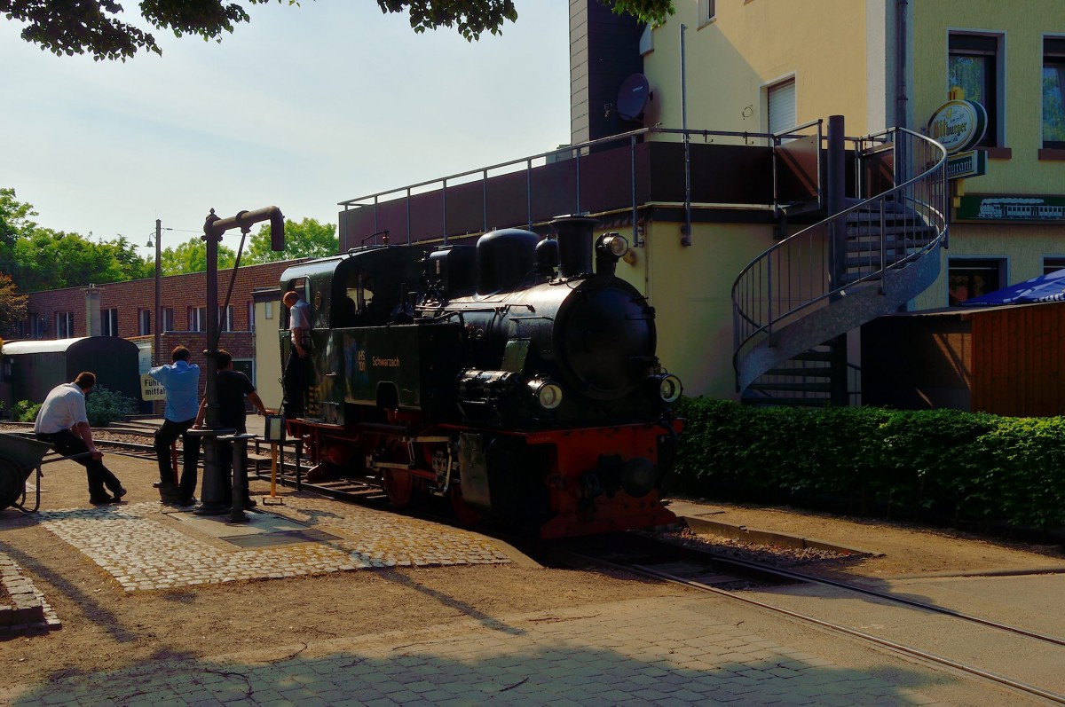 Führerstandsmitfahrten auf der IHS-Lok Schwarzach 101, hier steht sie in Schierwaldenrath am Wasserkran. 18.5.2014
