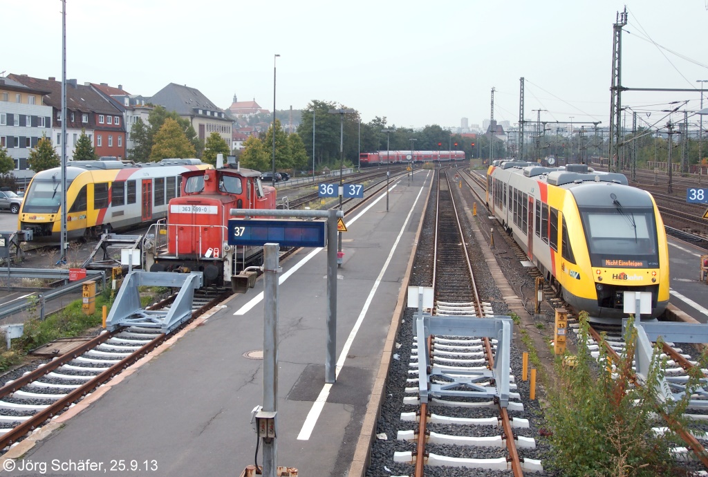 Fnf Jahre spter herrschte Feierabendstimmung im  Vogelsbergteil  des Bahnhofs Fulda: In der Mitte 363 699 und rechts HLB-VT 270.(25.9.13)



 
