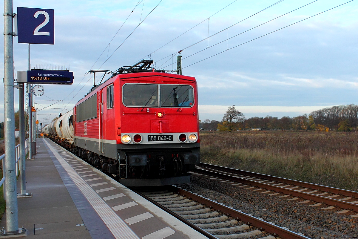Fünf Minuten vor der Abfahrt meiner RB 12 durchfährt die 155 049-0 der MEG am 04.11.2016 den Bahnhof Nassenheide und sorgt für ein tüchtig kalte Brise.