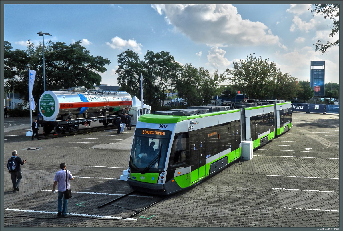 Für die 2015 eröffnete Straßenbahn Olsztyn bestimmt ist der Tramino 3013 des polnischen Herstellers Solaris, welcher am 21.09.2016 auf der Innotrans in Berlin ausgestellt wurde. Dahinter ein Kesselwagen zum Transport von flüssigem Schwefel.