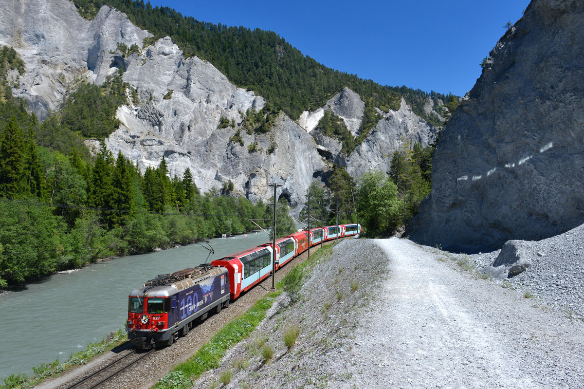 Für das 6000. Bild wählte ich eine Aufnahme aus diesem Jahr, genauer gesagt vom 26.05.2017 aus. Dort entstanden einige Bilder an der RhB. Eines davon zeigt Ge 4/4 II 627, die einen GEX im Abschnitt von Chur bis Disentis bespannte und hier durch die malerische Rheinschlucht bei Versam fuhr. 