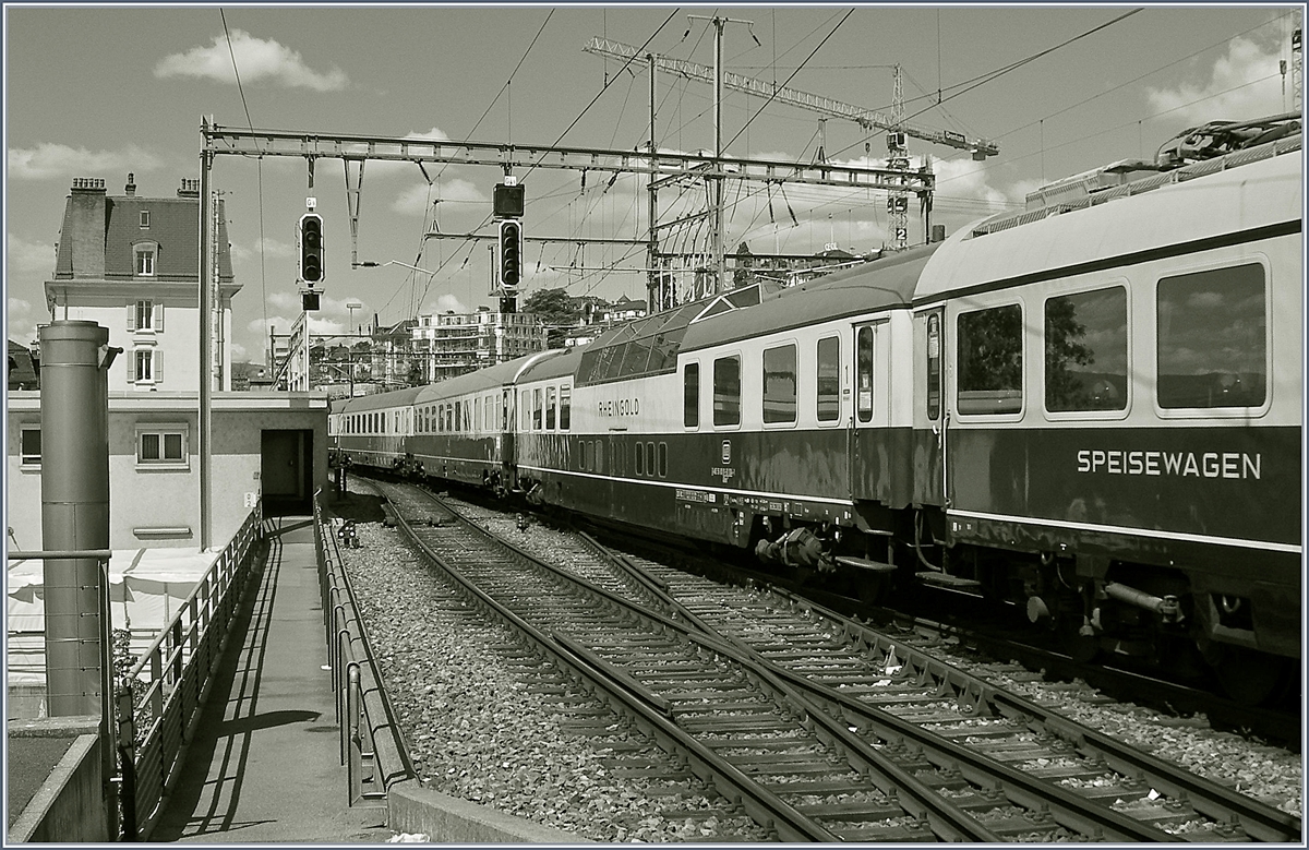 Für einen kurzen Augenblick kehrte die Eleganz des gediegen Reisen in Form des TEE Rheingold auf seine alten Stammstrecke und nach Lausanne zurück...
Der TEE Rheingold verkehrte vom 30. Mai 1965 bis zum 22. Mai 1982 von Genève nach Hoek van Holland bzw. Amsterdam und bediente dabei auch Lausanne.
18. April 2017