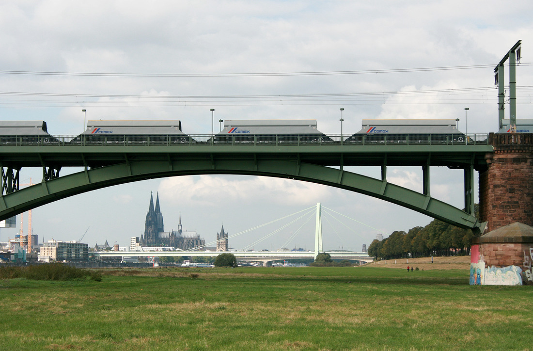 Für Großbritannien bestimmte Güterwagen konnte ich am 25. September 2008 an der Kölner Südbrücke fotografieren.