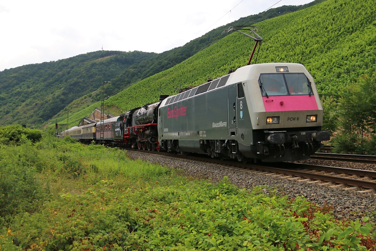 Für eine große Überraschung sorgte am 12.07.2015 die 127 001-6 (ES 64 P-001 / PCW 8) mit der 012 104-6 (01 1104) und Rheingoldwagen im Schlepp in Fahrtrichtung Koblenz. Aufgenommen am Bopparder Hamm.