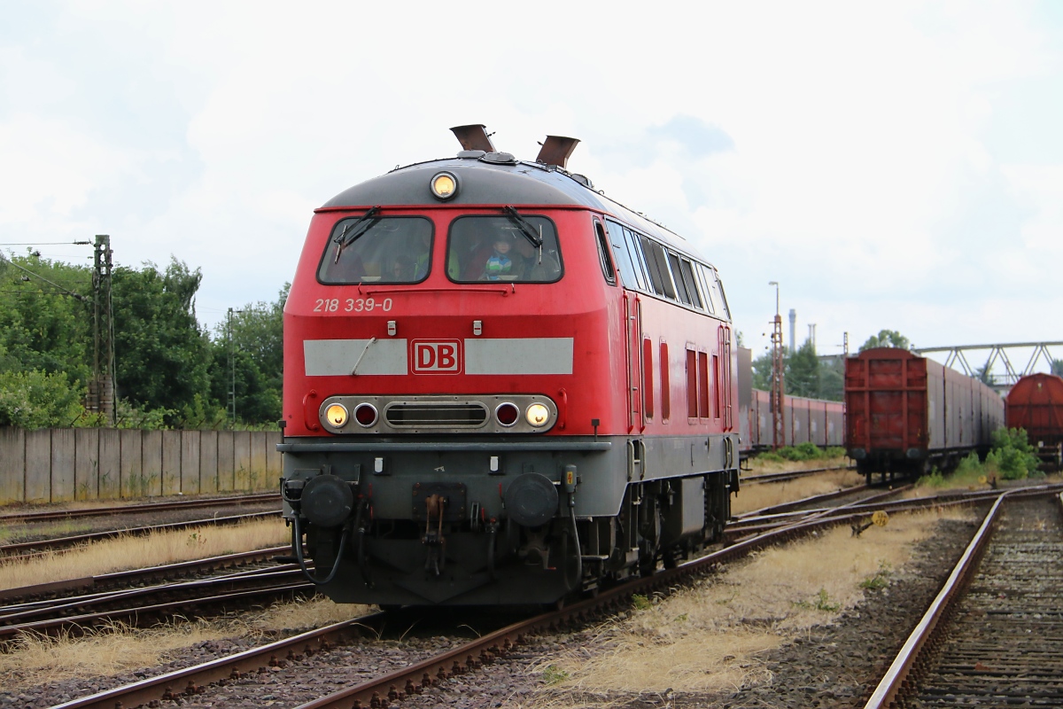 Für eine kurze Führerstandsmitfahrt stand am Tag der offenen Tür zum 100-jährigen Jubiläum im Bahnbetriebswerk Bremen Sebaldsbrück die 218 339-0 bereit. Aufgenommen am 14.06.2014.