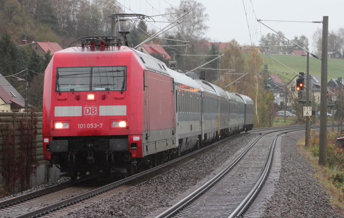 Fr mich berraschend kam am 03.11.2013 der EN mit 101 053-7 aus Budapest Keleti nach Berlin Hbf durch Glauchau Schnbrnchen gefahren, denn ich hatte ihn nicht auf den  Schirm  gehabt. Ich vermute mal das es der war mit 240 min Versptung. Aufgrund von Bauarbeiten in Dresden hat man auch ihn ber Chemnitz, Gnitz, Altenburg nach Leipzig umgeleitet. Es ist eine Seltenheit das Internationale Schnellzge ber die KBS 510 fahren.