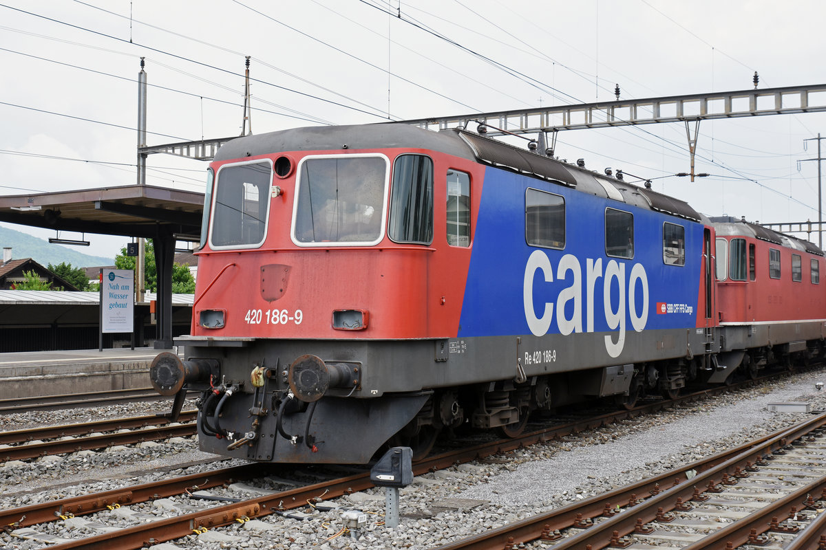 Für die Re 420 186-9 hat bald die letzte Stunde geschlagen. Am 17.05.2018 steht sie mit zwei weiteren auf einem Nebengleis beim Bahnhof Kaiseraugst.