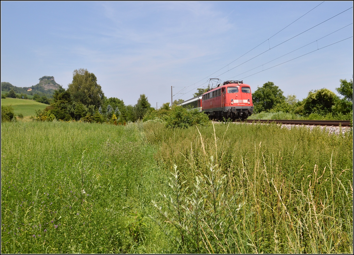 Für Thomas ein eher klassisches Bild... ;-)

115 459-0 beim Hohenkrähen. Juli 2015.