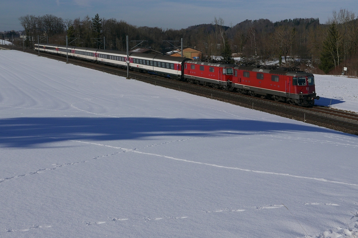 Für Überraschung sorgte IR 2265, Basel - St. Gallen, den am 29.01.2017 gleich zwei Re 4/4 II, nämlich 11195 und 11121 zogen. Aufnahme entstand zwischen Flawil und Gossau.