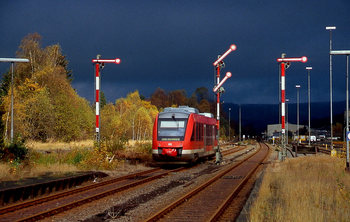 Für wenige Minuten herrschte an einem Spätseptembertag 2004 eine seltsame Lichtstimmung im Bahnhof Erndtebrück. Glücklicherweise verließ ein 640 genau zum richtigen Zeitpunkt den Bahnhof in Richtung Bad Berleburg.