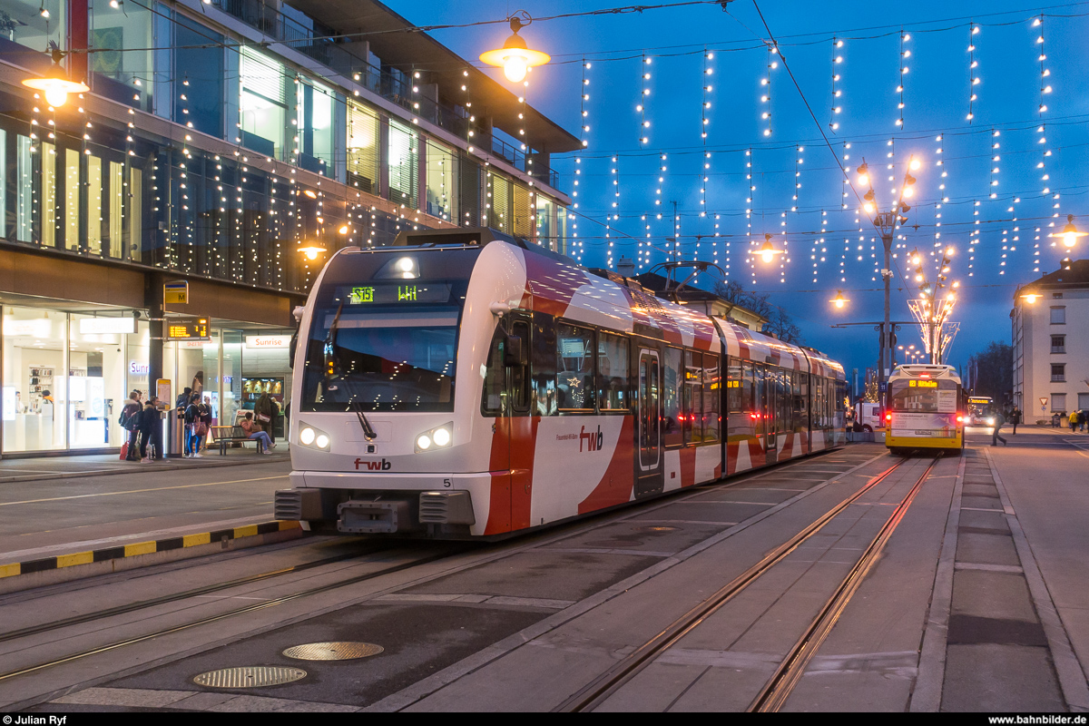 FW ABe 4/8 7005 steht am Abend des 29. November 2017 auf dem Bahnhofplatz Frauenfeld zur Abfahrt nach Wil bereit.