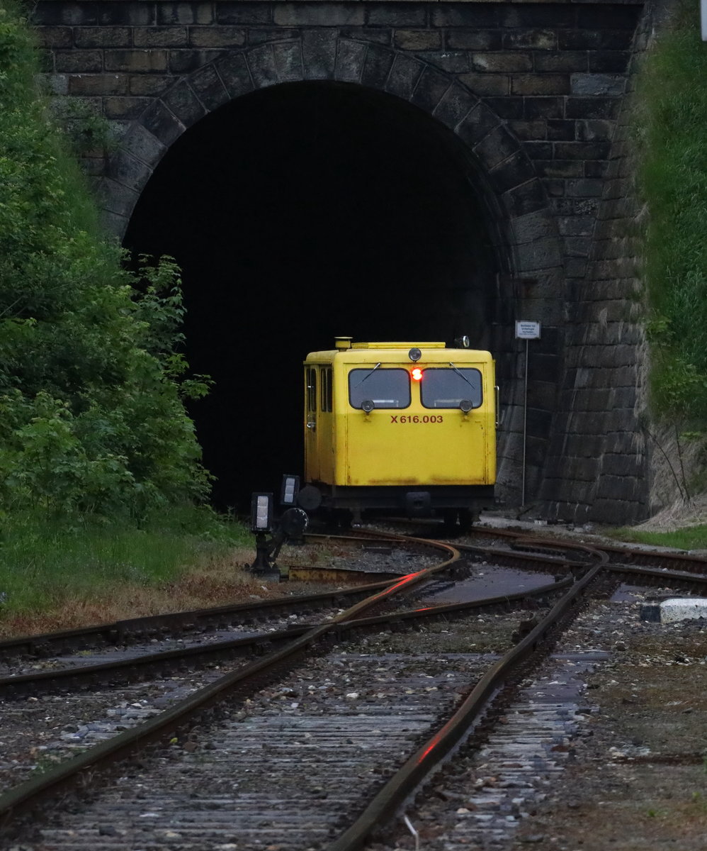 Ganz Allein in den dunklen Großen Tunnel rattert X616.003.
Präbichl am 18.Juni 2017