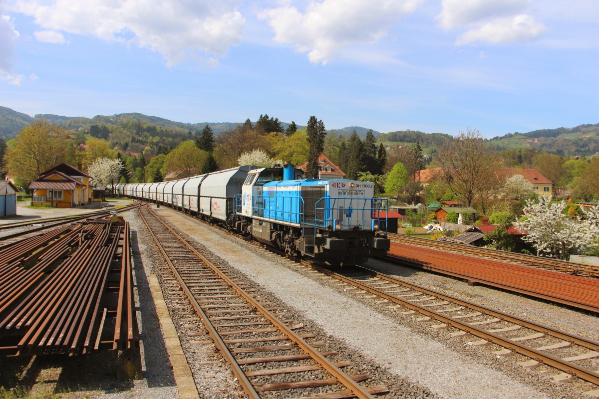 Ganz Deutschlandsberg blüht und erstrahlt unter den kräftigen Sonnenstrahlen des April. 9,04,2014.  Hier im Bild zu sehen DH 1700.2 alias 2170.001 EX LTE mit einem Leerperlkieszug im Bahnhghof Deutschlandsberg 